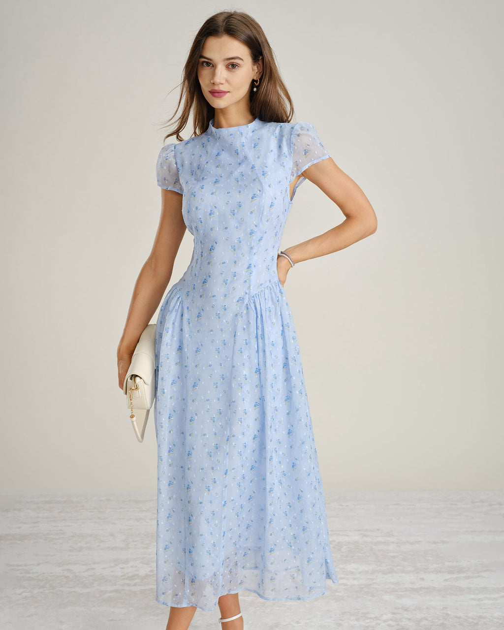 Detalle del estampado floral en jacquard del vestido de gasa azul Clara