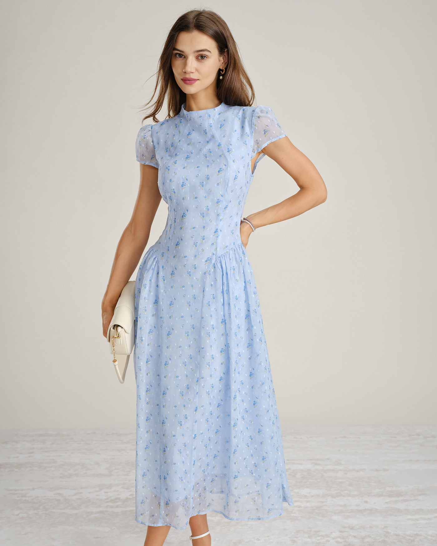 Detalle del estampado floral en jacquard del vestido de gasa azul Clara