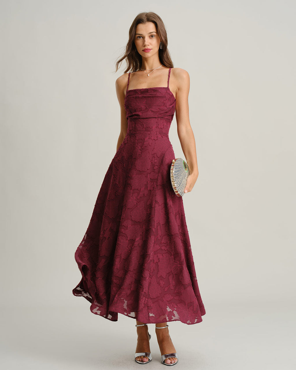 Vestido largo de ceremonia burdeos con tirantes finos, vista lateral