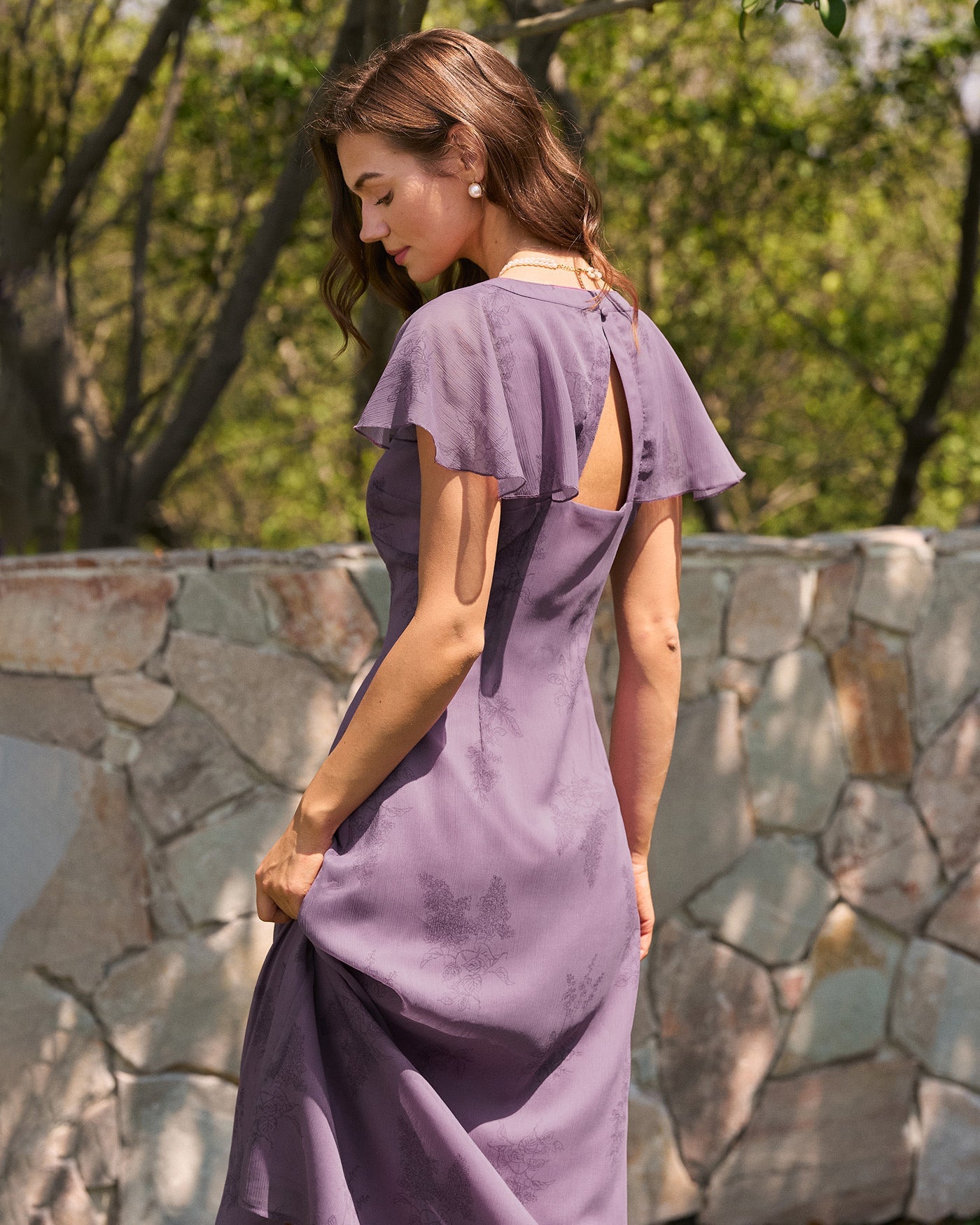 Vestido midi floral malva de corte holgado, cuerpo entero