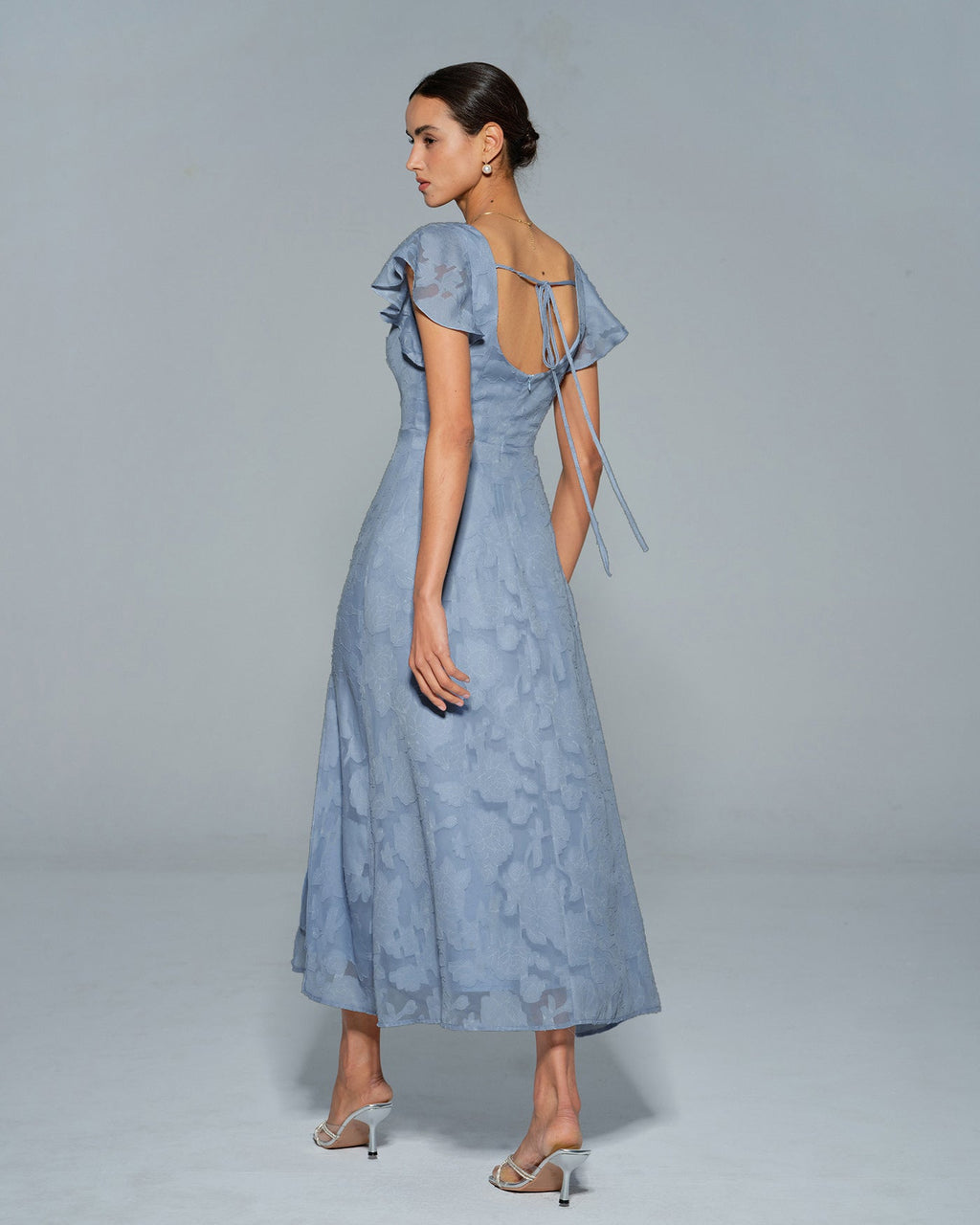 Vestido midi azul de jacquard con corte A, caída de la falda