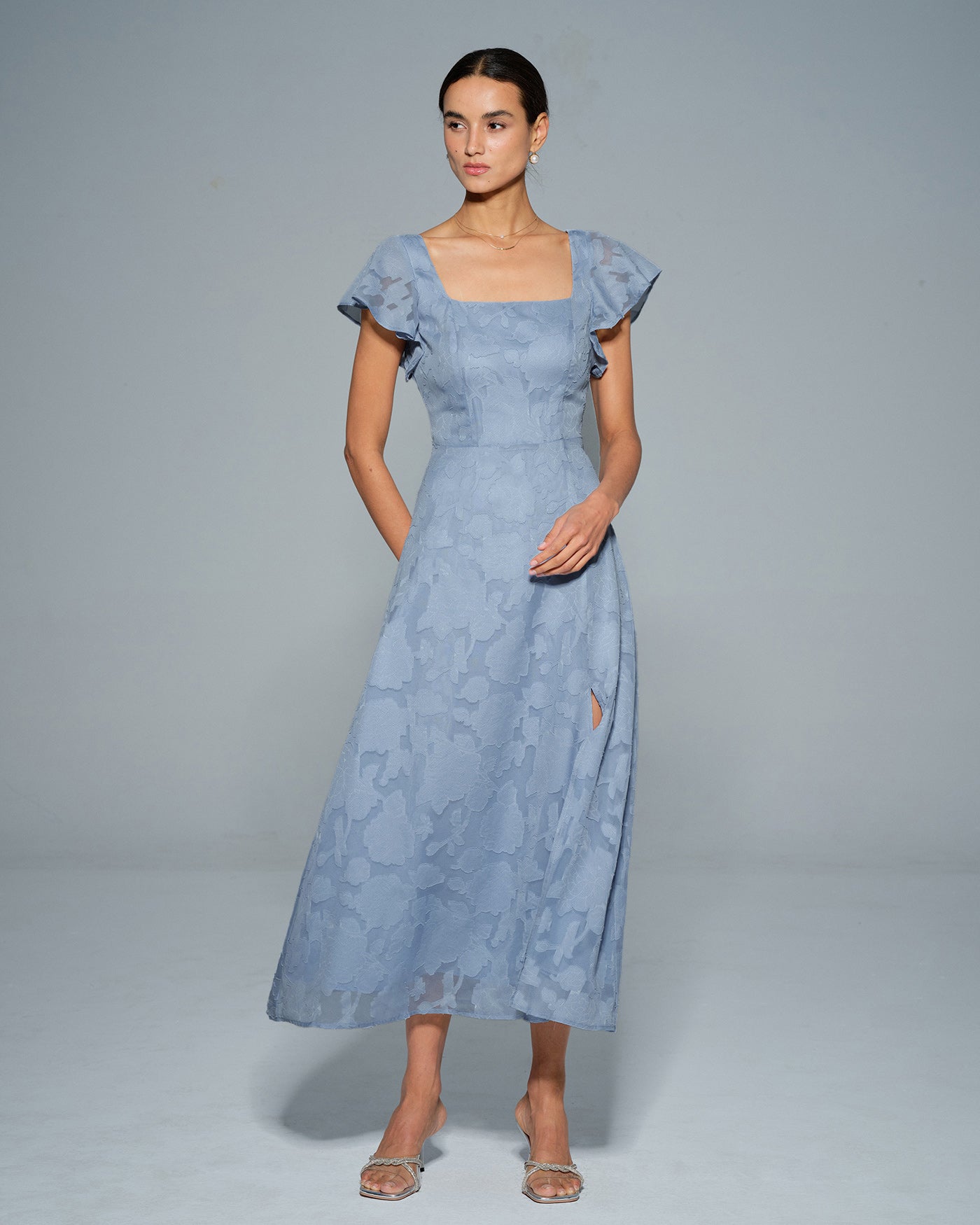 Detalle de la lazada de la espalda del vestido midi azul