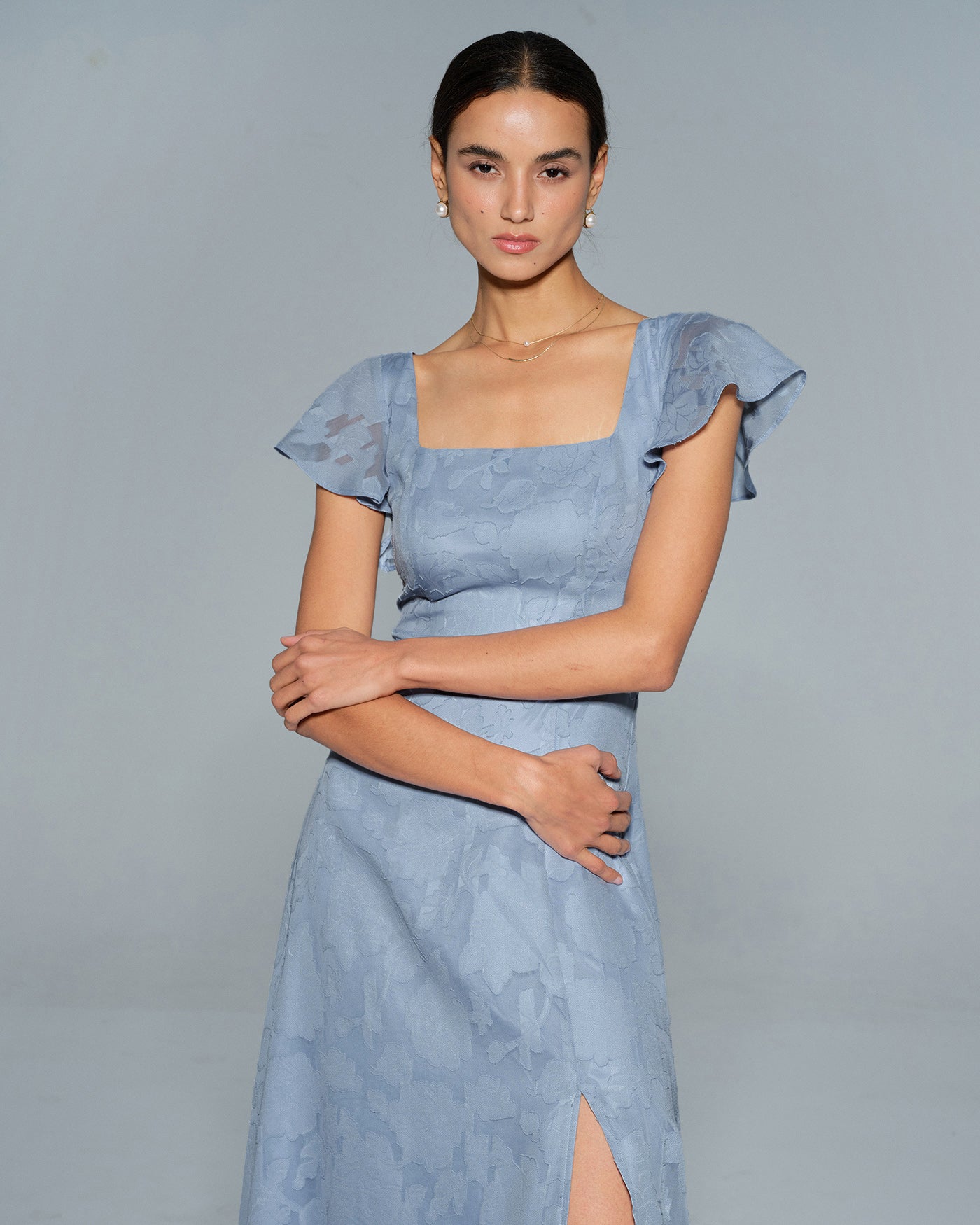Detalle del escote cuadrado del vestido midi azul Teresa