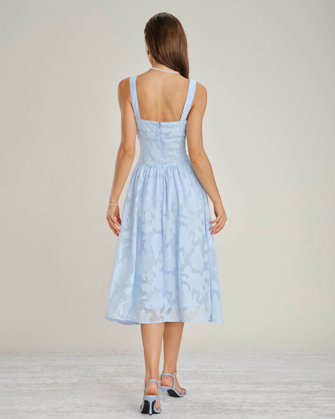 Vestido midi azul de jacquard y encaje, look completo