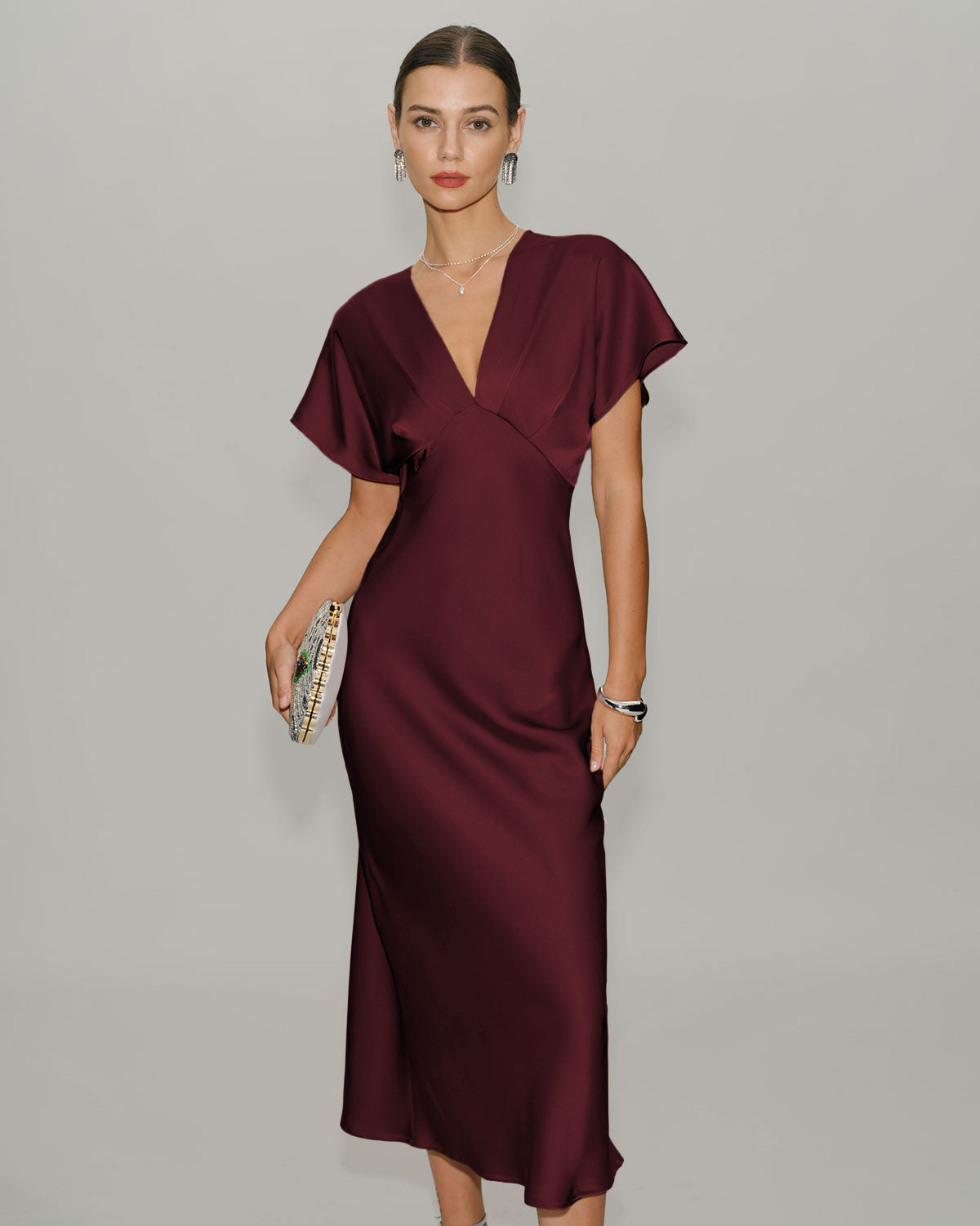 Vestido midi de satén burdeos Elvira con escote en V, vista frontal