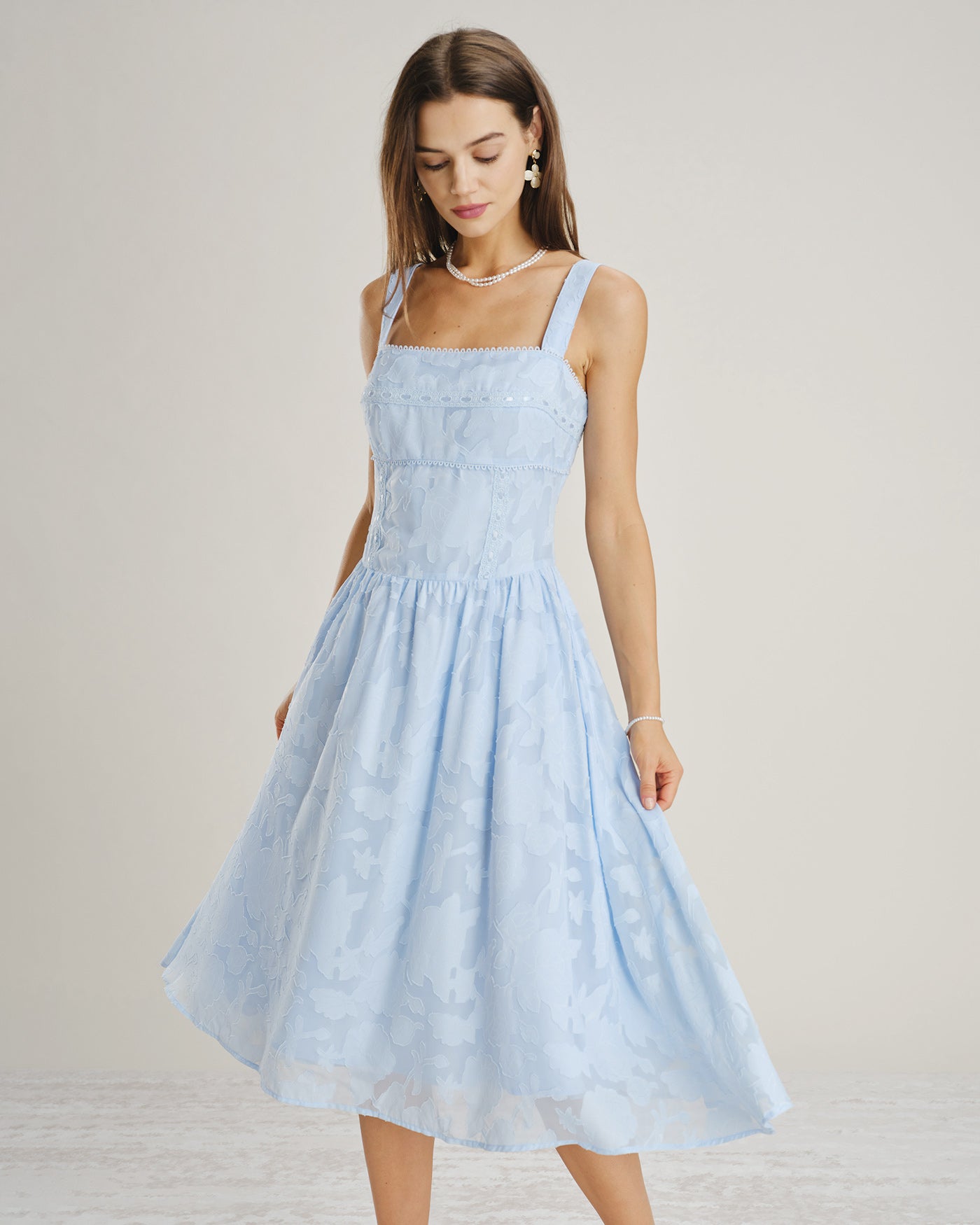 Vestido midi de encaje azul de ceremonia, detalle de la falda
