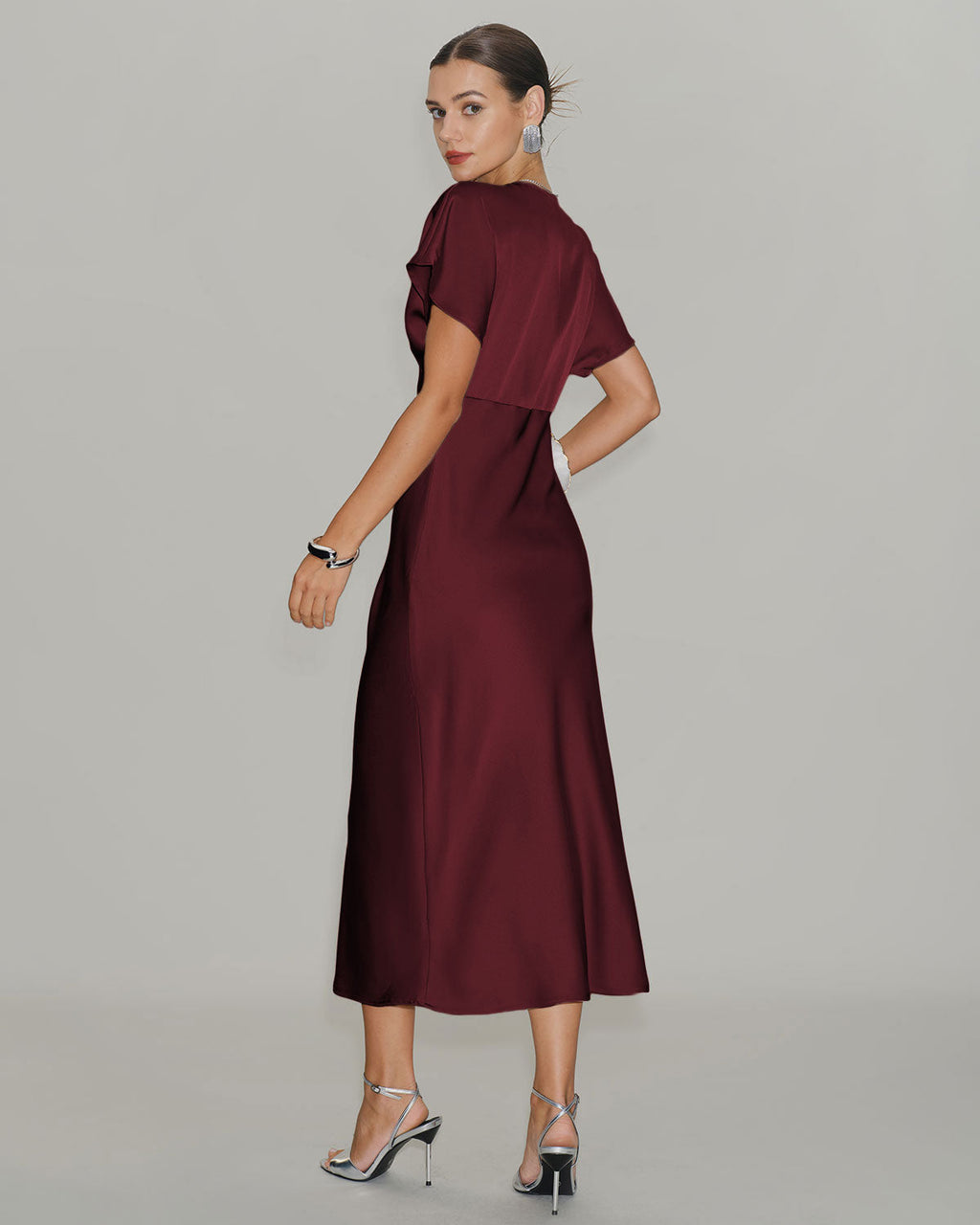 Vestido midi de satén burdeos de invitada, cuerpo entero