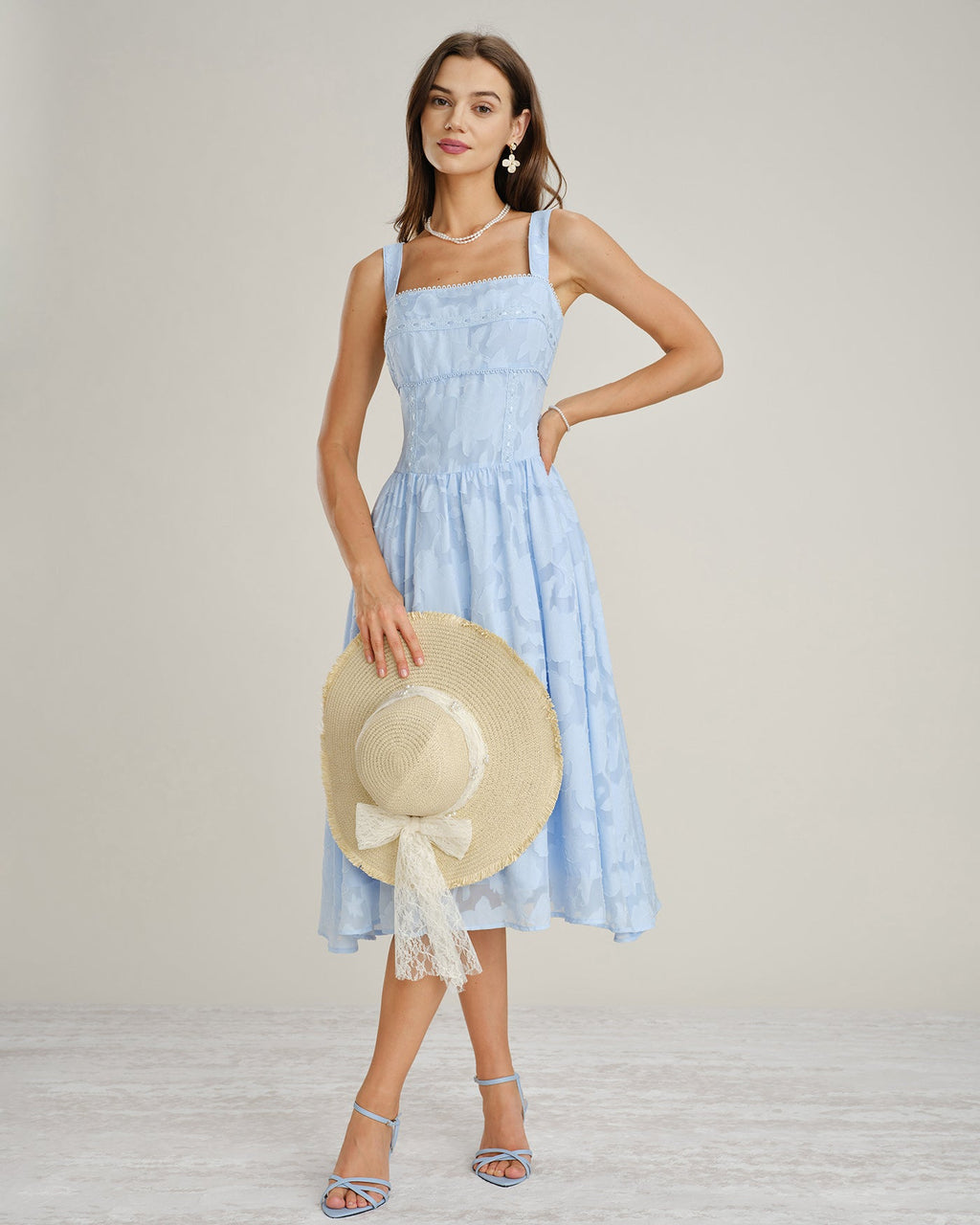 Detalle del escote cuadrado del vestido midi azul Inés