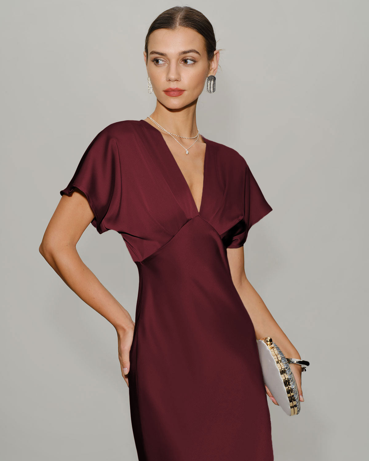 Vestido midi burdeos con manga corta drapeada, vista trasera
