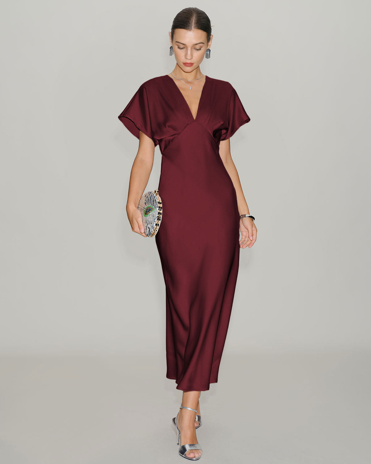 Vestido midi burdeos con cuerpo plisado, vista lateral